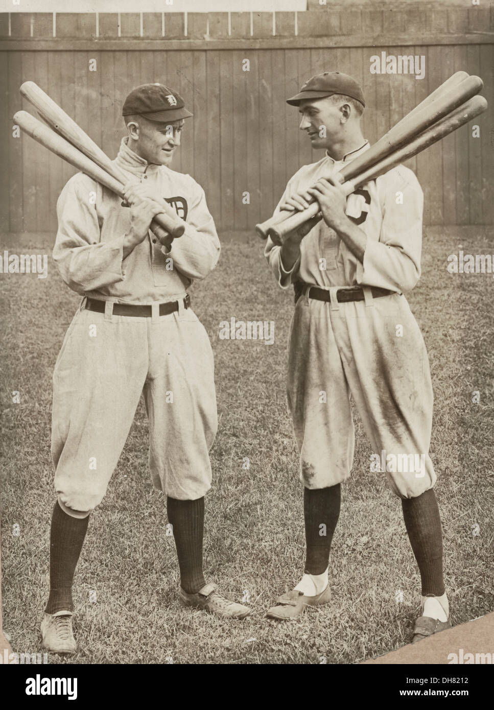Ty Cobb, Detroit, et Joe Jackson, Cleveland, debout à côté de l'autre, chacun détenant les chauves-souris, 1913 Banque D'Images