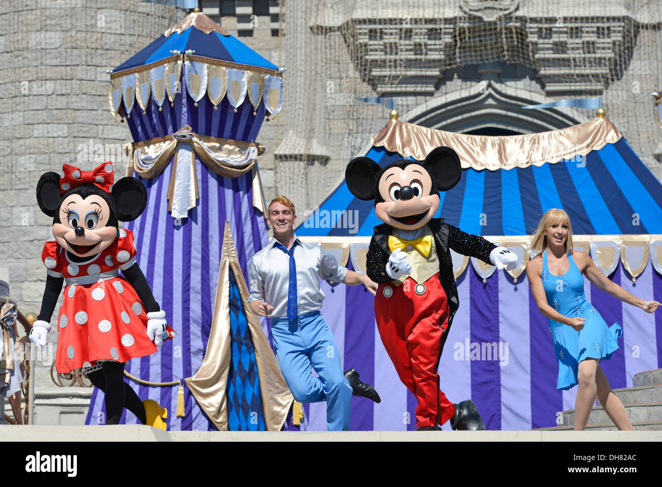 La souris de Mickey Minnie d'autres caractères, le long rêve Show devant le Château de Cendrillon au Magic Kingdom, Disney World, en Floride Banque D'Images