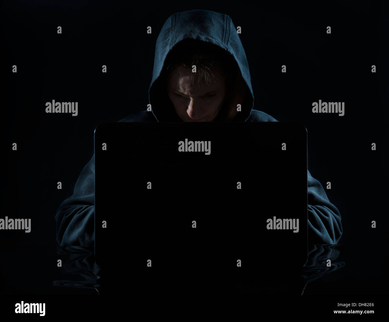 Concept photo d'un pirate informatique dans un hoodie Banque D'Images