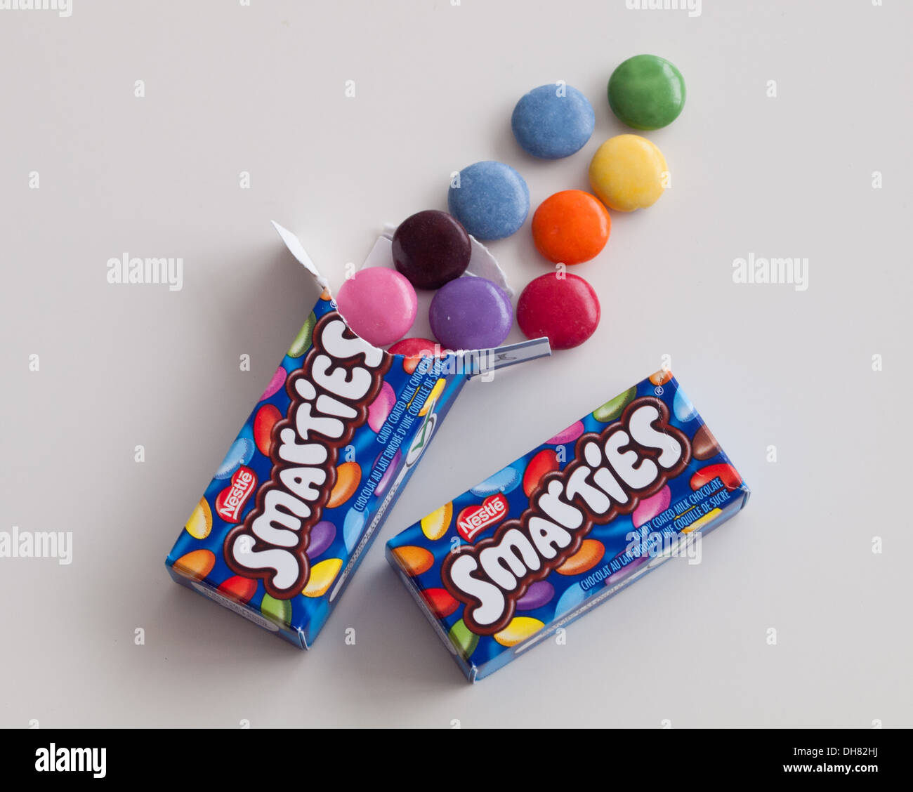 Smarties, un délicieux, de couleur variée, enrobés de sucre, bonbons au  chocolat fabriqués par Nestlé. Halloween canadien 'fun size' fort illustré  Photo Stock - Alamy