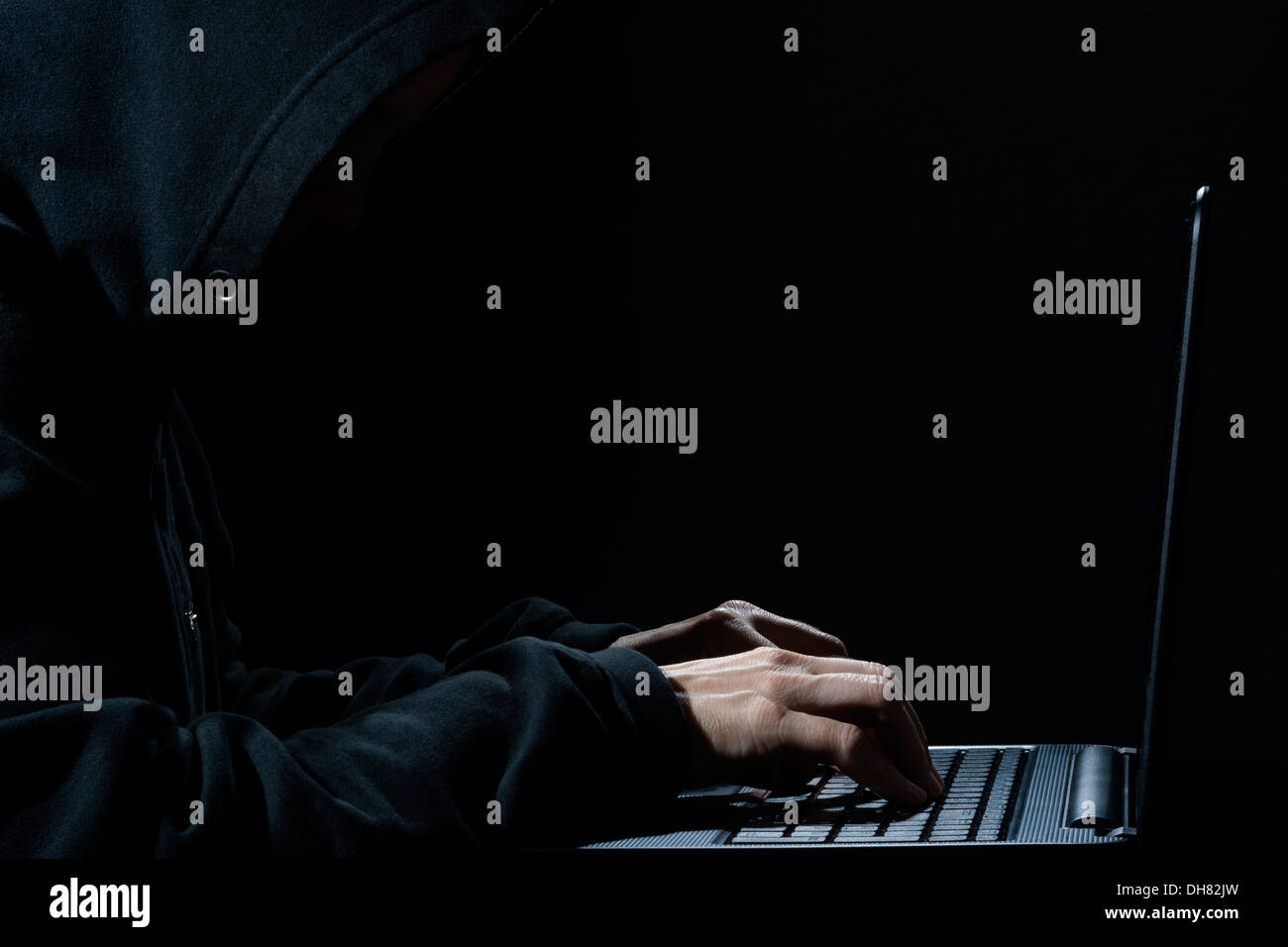 Concept photo d'un pirate informatique dans un hoodie Banque D'Images