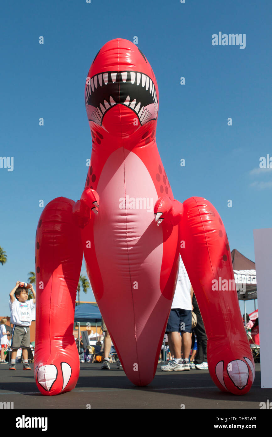 Un dinosaure rouge gonflable au Tustin Dino dash en Californie du Sud Banque D'Images