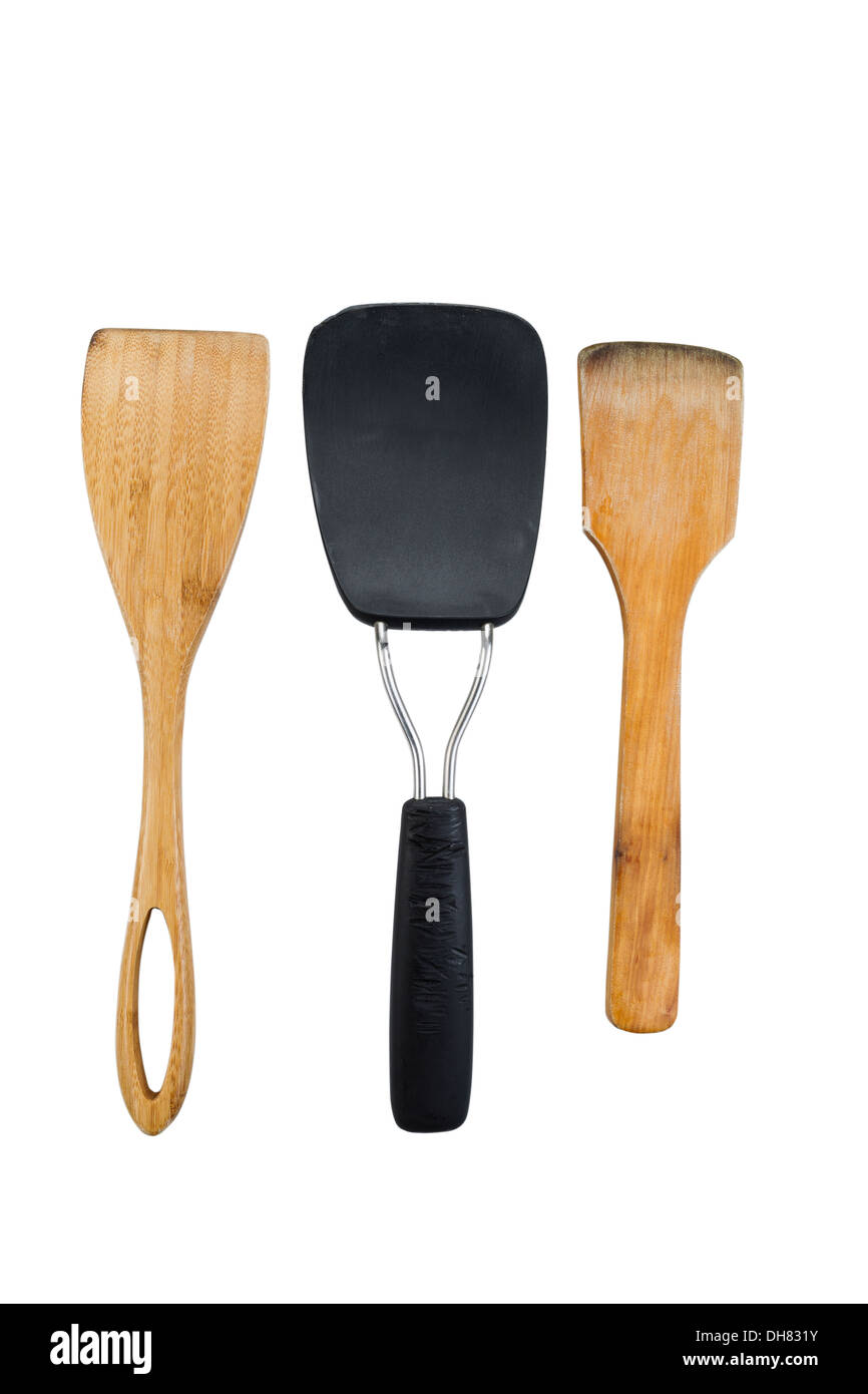 Photo verticale de trois spatules de cuisine, deux d'entre eux, en bois isolé sur blanc Banque D'Images