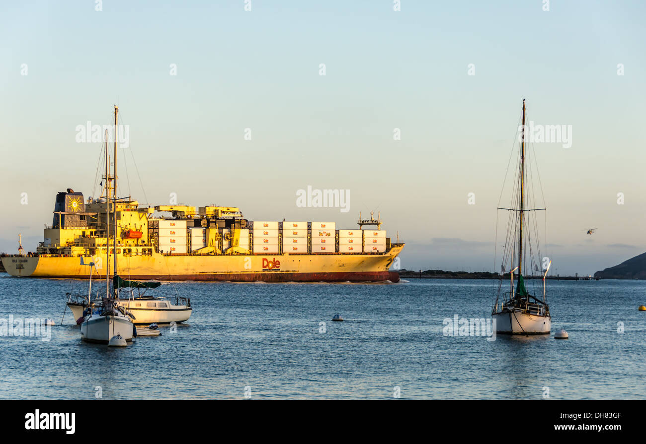D'un cargo et voiliers dans le port de San Diego. San Diego, Californie, USA. Banque D'Images