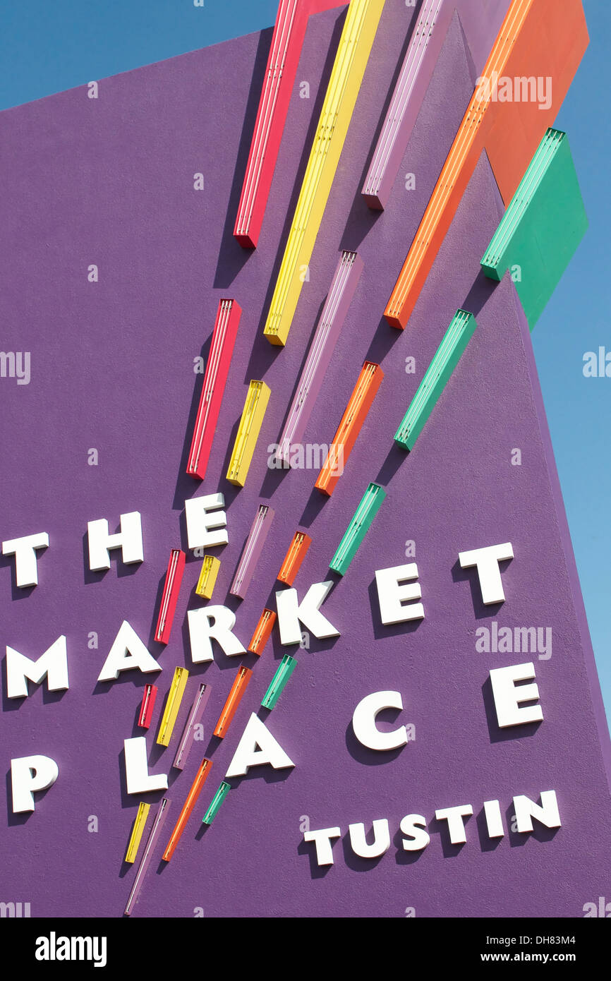 La place du marché de Shanghai et le logo signe lumineux affichant des couleurs éclatantes sur une chaude journée ensoleillée dans le sud de la Californie USA Banque D'Images