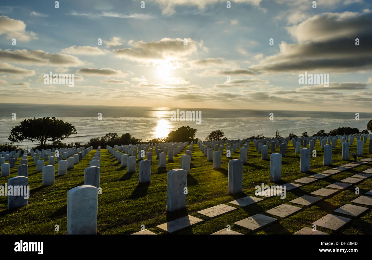 Fort Rosecrans cimetière. San Diego, Californie, États-Unis. Océan Pacifique et nuages dans l'arrière-plan. Banque D'Images