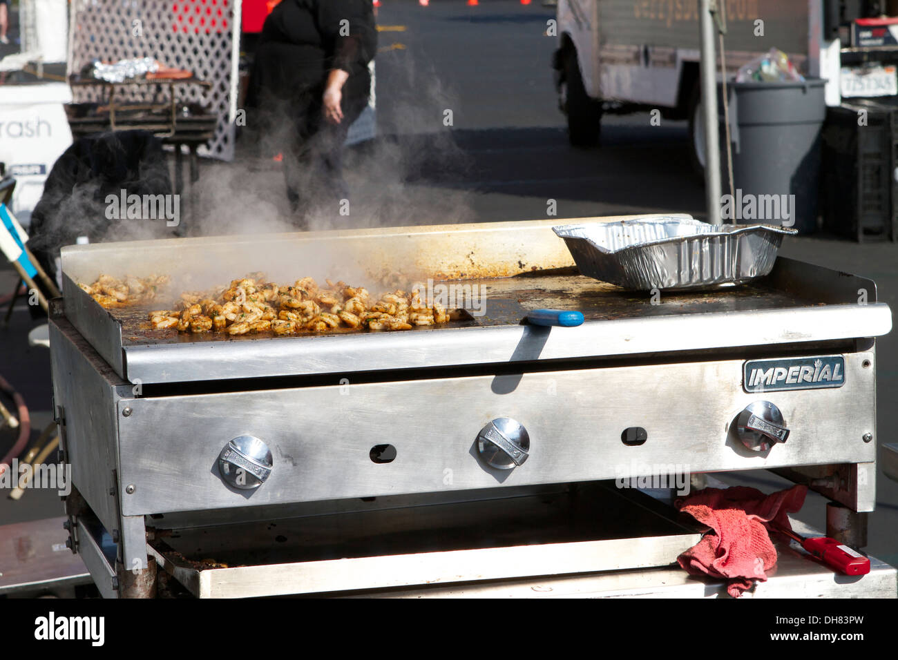 En dehors de la cuisson du poulet grillé sur un gril de gaz à un événement en plein air Banque D'Images