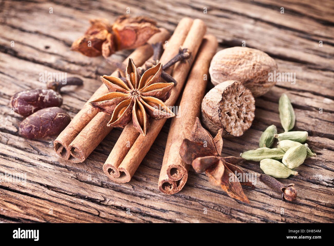 Épices sur une vieille table en bois. Banque D'Images