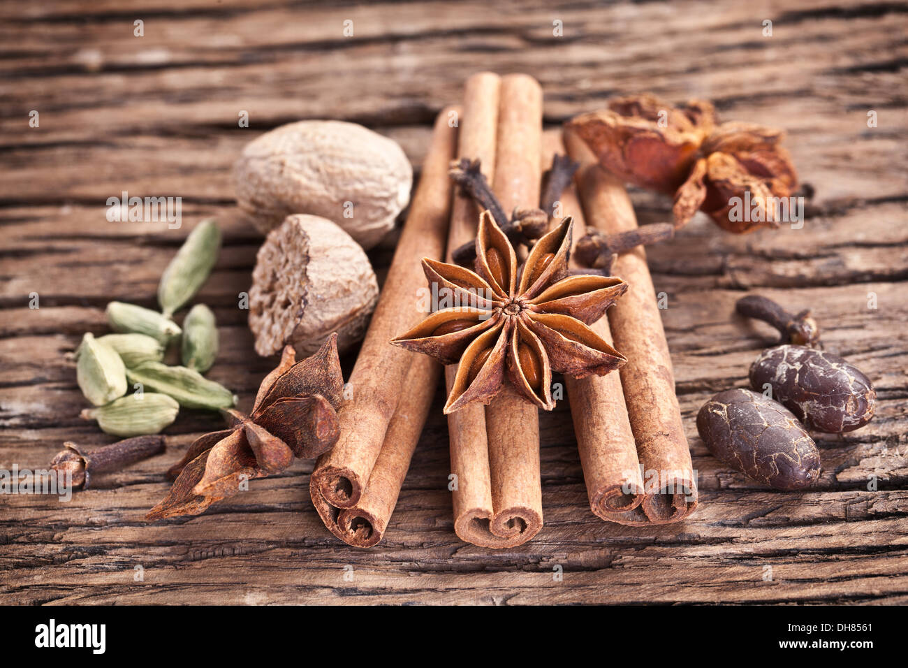 Épices sur une vieille table en bois. Banque D'Images