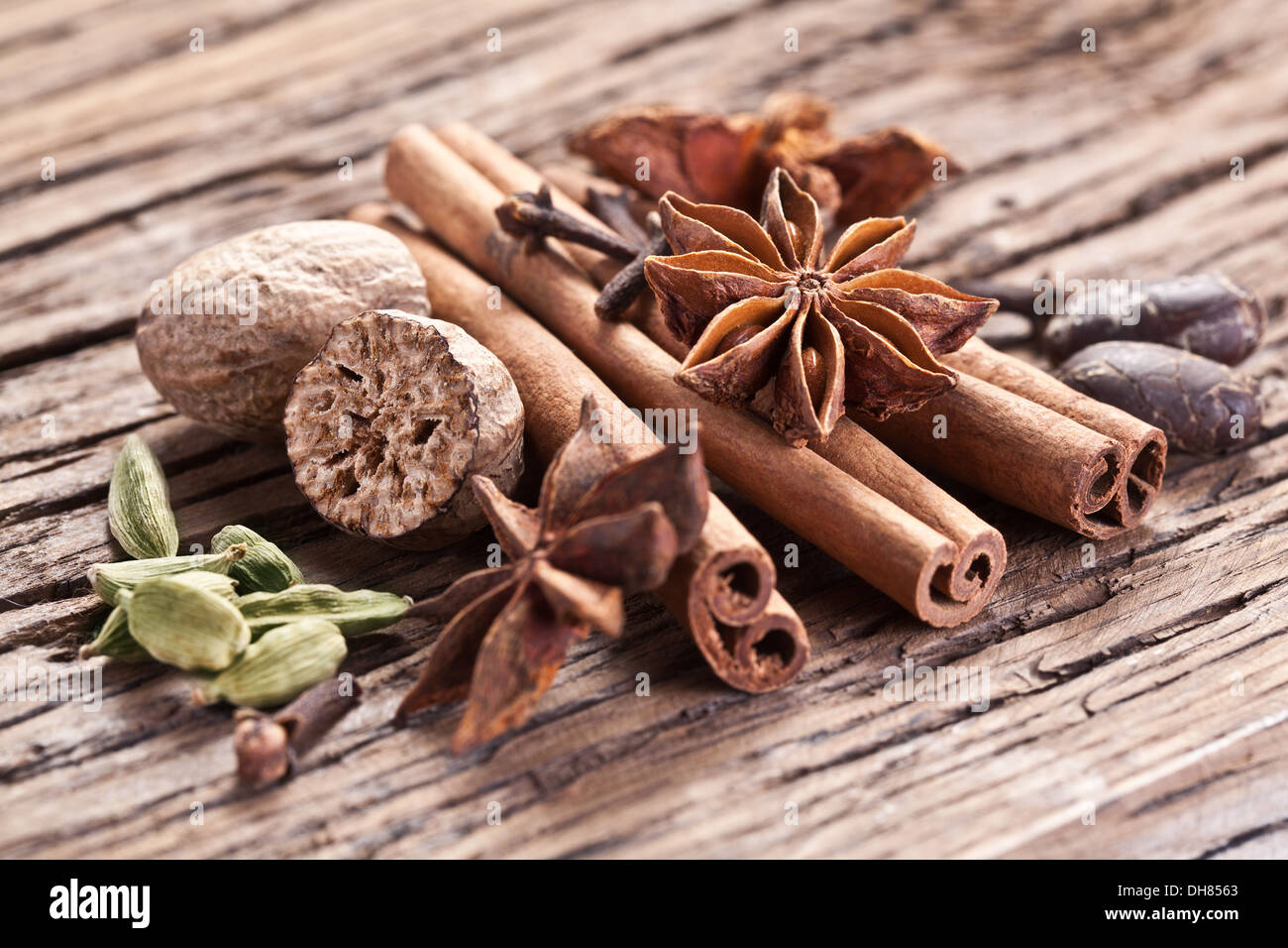 Épices sur une vieille table en bois. Banque D'Images