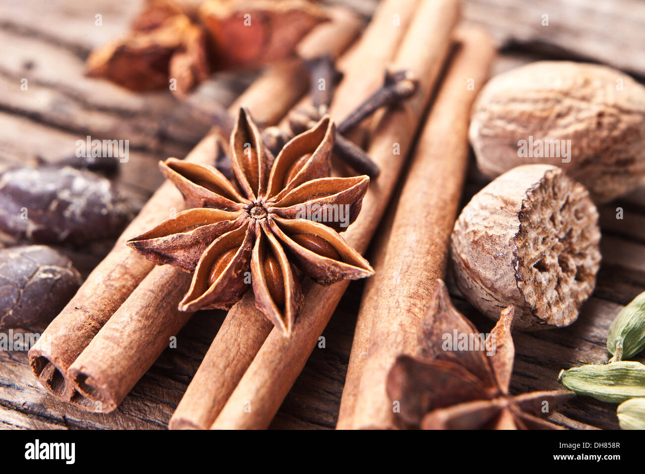 Épices sur une vieille table en bois. Banque D'Images