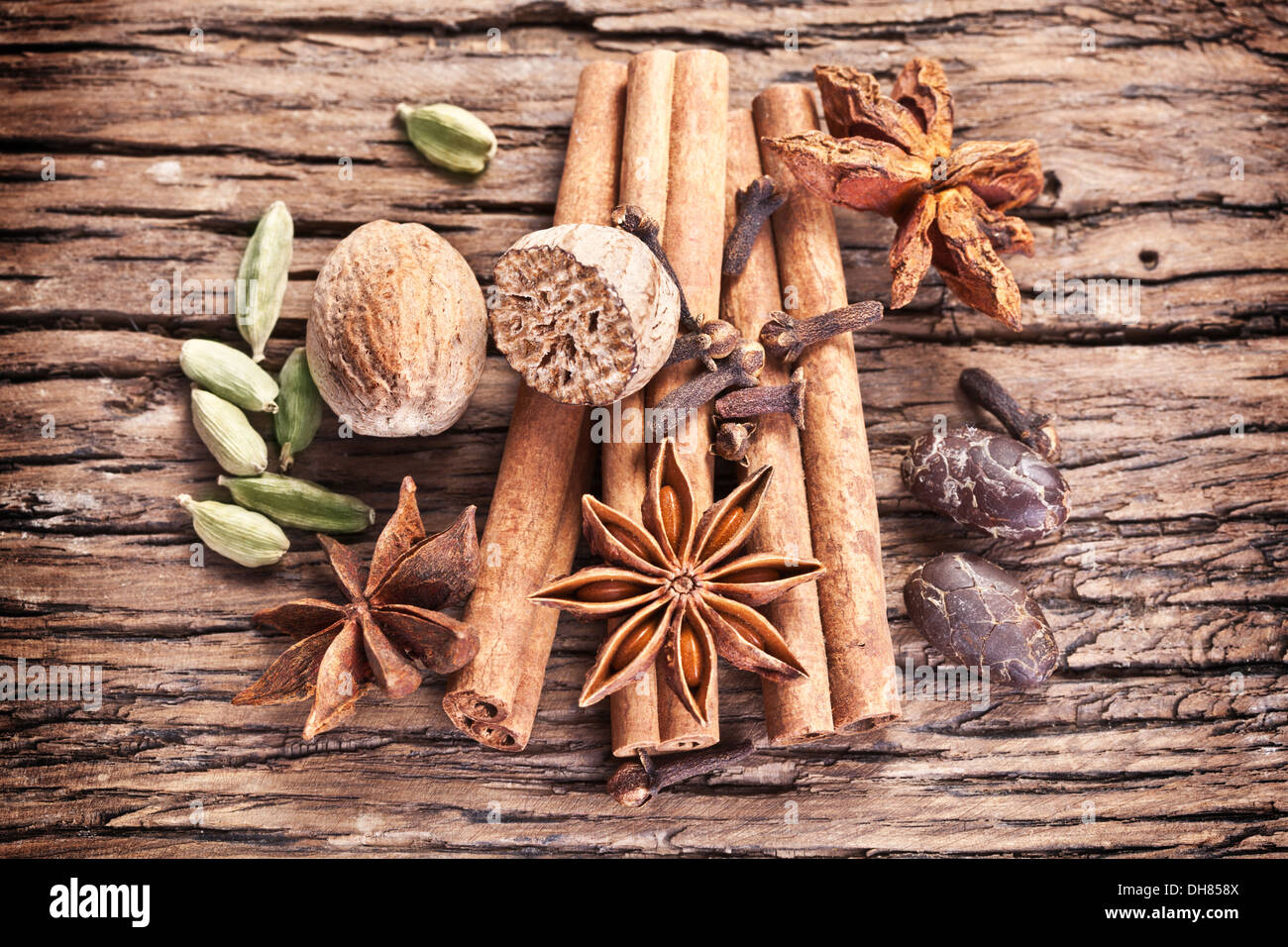 Épices sur une vieille table en bois. Banque D'Images