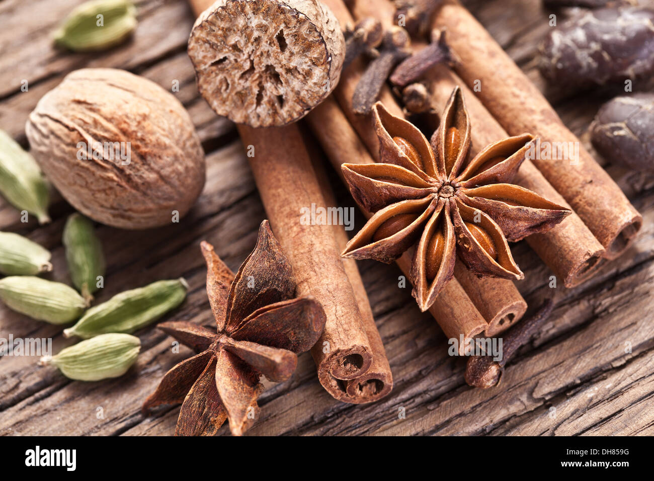 Épices sur une vieille table en bois. Banque D'Images