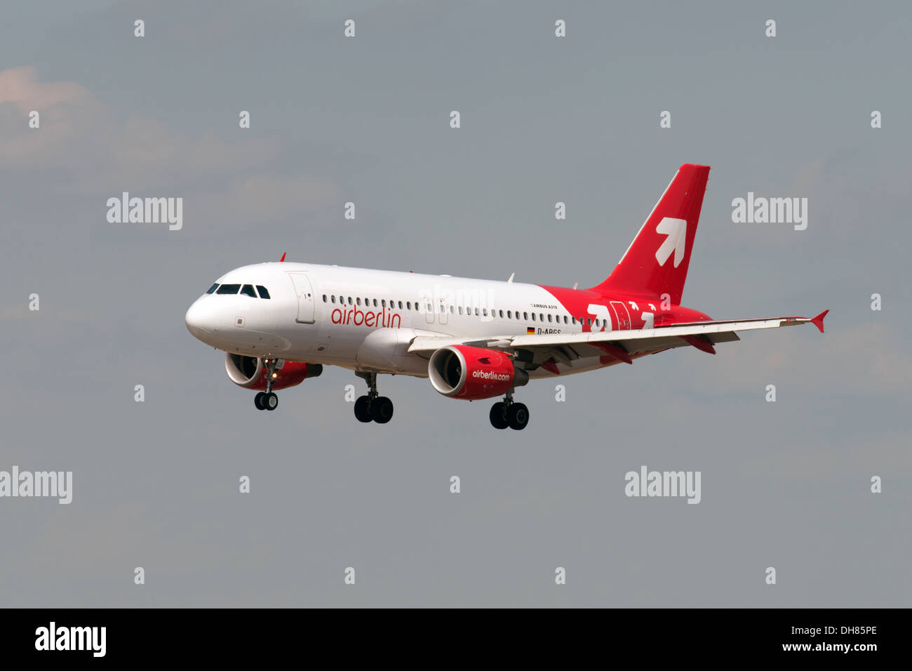 Airbus A319 Air Berlin à l'atterrissage à l'aéroport international de Düsseldorf Banque D'Images