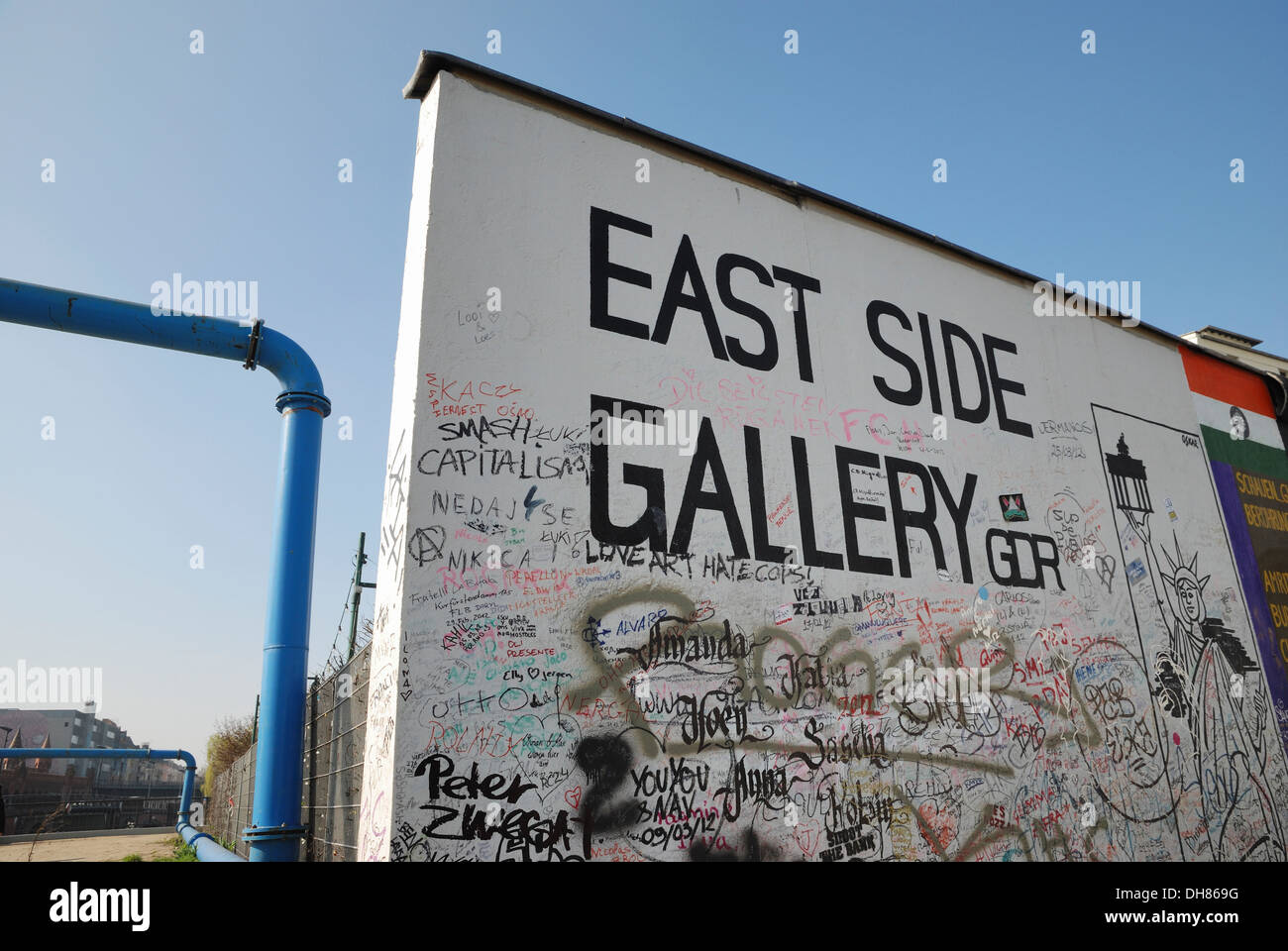 Le début de la 1.3 km du mur de Berlin qui héberge la East Side Gallery, Berlin, Allemagne. Banque D'Images