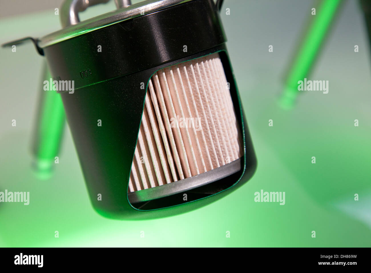 Section à travers un filtre à huile pour les voitures, faite par Mann  + Hummel Allemagne Banque D'Images