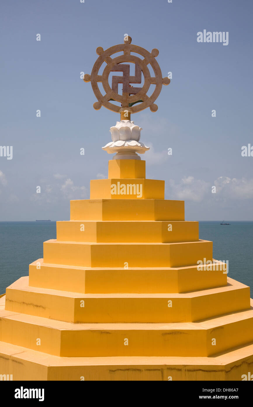 Haut de toit d'un temple bouddhiste de colline, Vung Tau, Vietnam. Banque D'Images