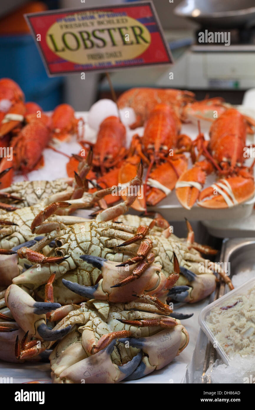 Les Crabes tourteaux, homards ; avant derrière. Sur une dalle du poissonnier, BERESFORD Beresford, marché aux poissons, Rue Saint-hélier. New Jersey. Ec. Banque D'Images