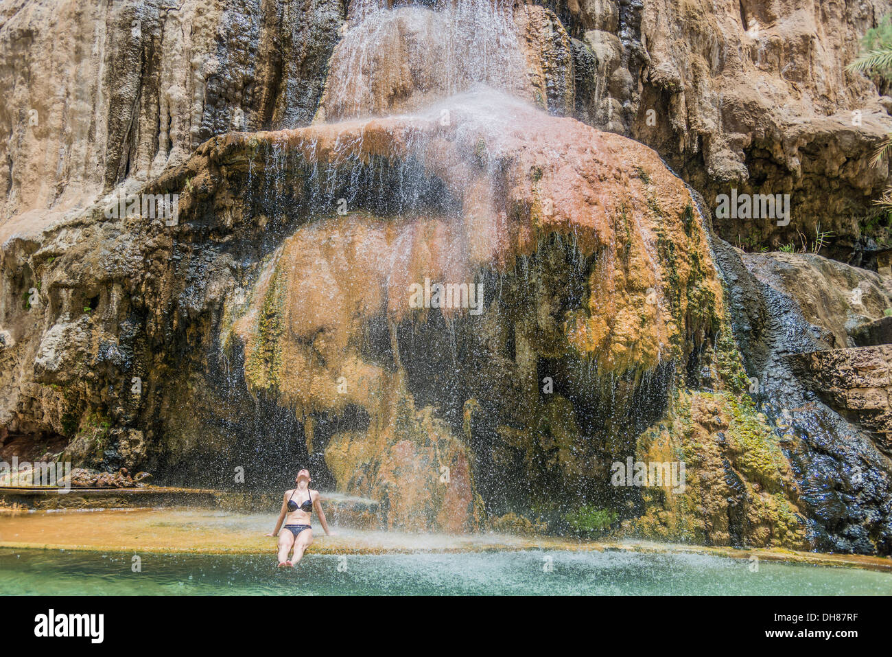 Une femme baignade à ma'in hot springs cascade dans Jordanie moyen orient Banque D'Images