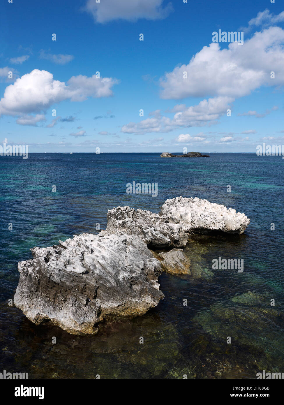 Rottnest Island Australie occidentale Réserve naturelle un rocher entouré par la mer et le ciel Banque D'Images