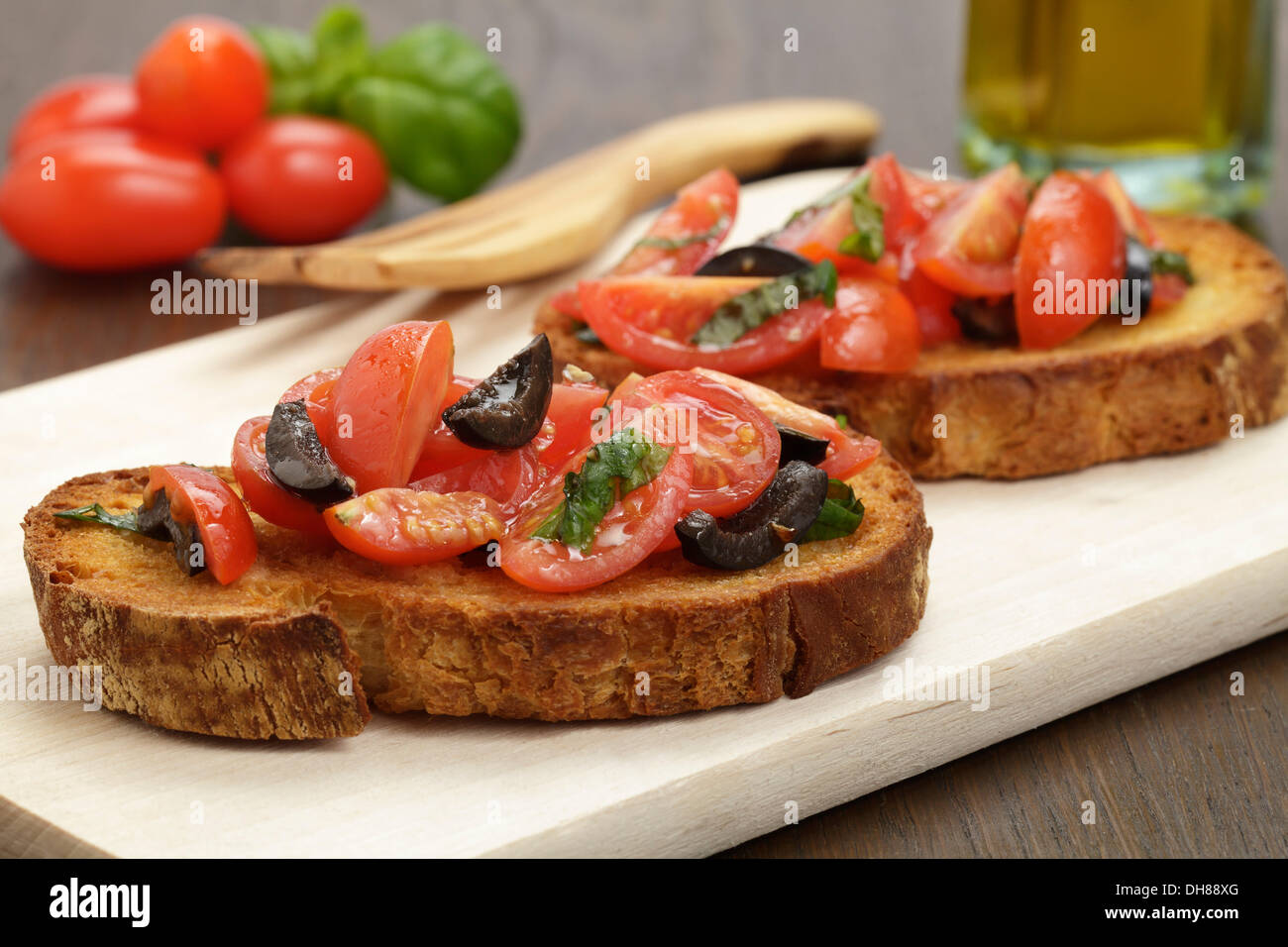 Bruschettas aux tomates et olives noires Banque D'Images