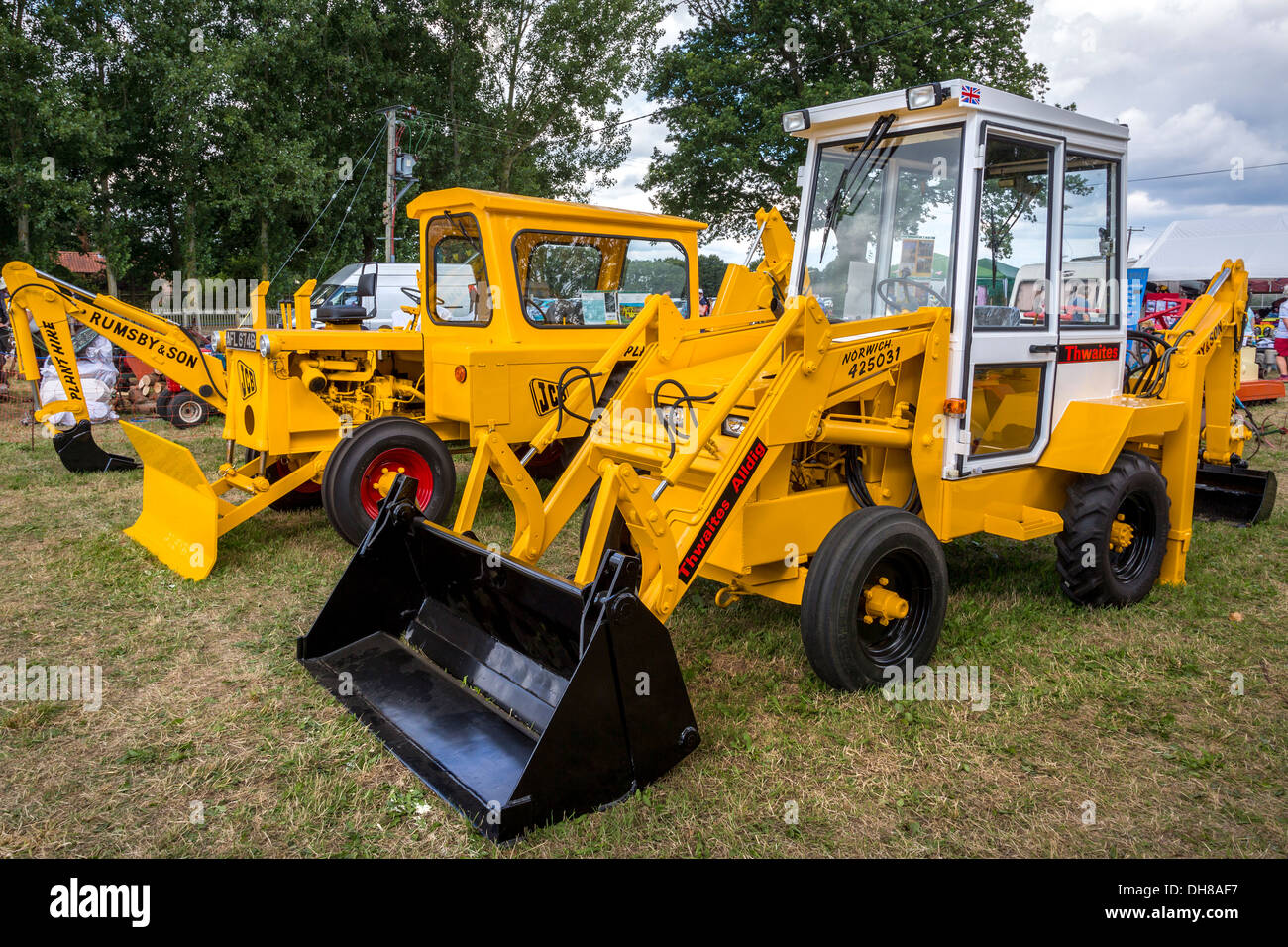 Les véhicules de l'usine à partir de l'écran Gérer Club meeting, Norfolk, Royaume-Uni. Dumper Thwaites 1974 et 1964 JCB fossoyeur. Banque D'Images