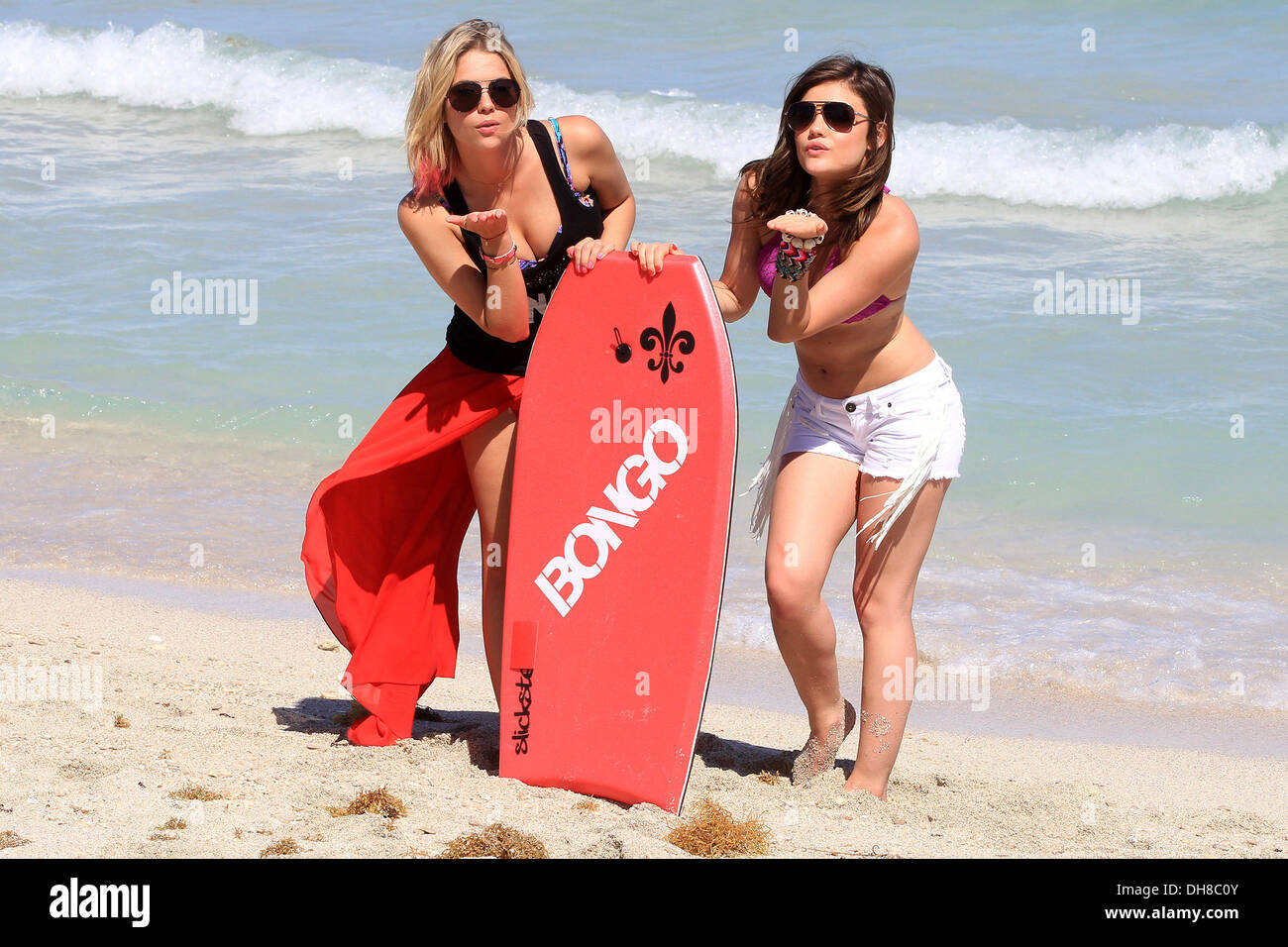 Lucy Hale et Ashley Benson stars d'ABC's hit show 'Pretty Little Liars' et  porte-parole de Bongo Bongo hit Shack pour un bikini Photo Stock - Alamy