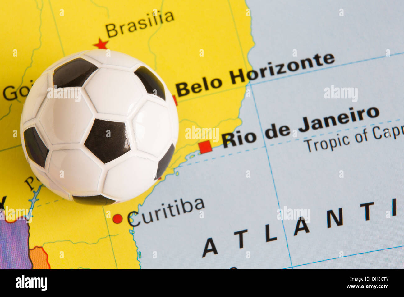 Fottball modèle sur carte du Brésil pour illustrer la Coupe du Monde 2014 Banque D'Images