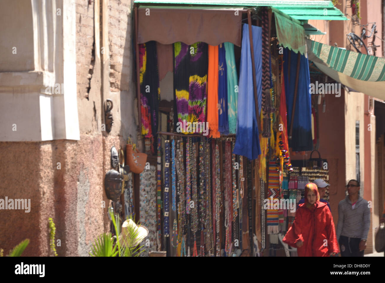 Bon à vendre à Marrakech, avec des couvertures, des tapis et plaids étendus dehors. Banque D'Images