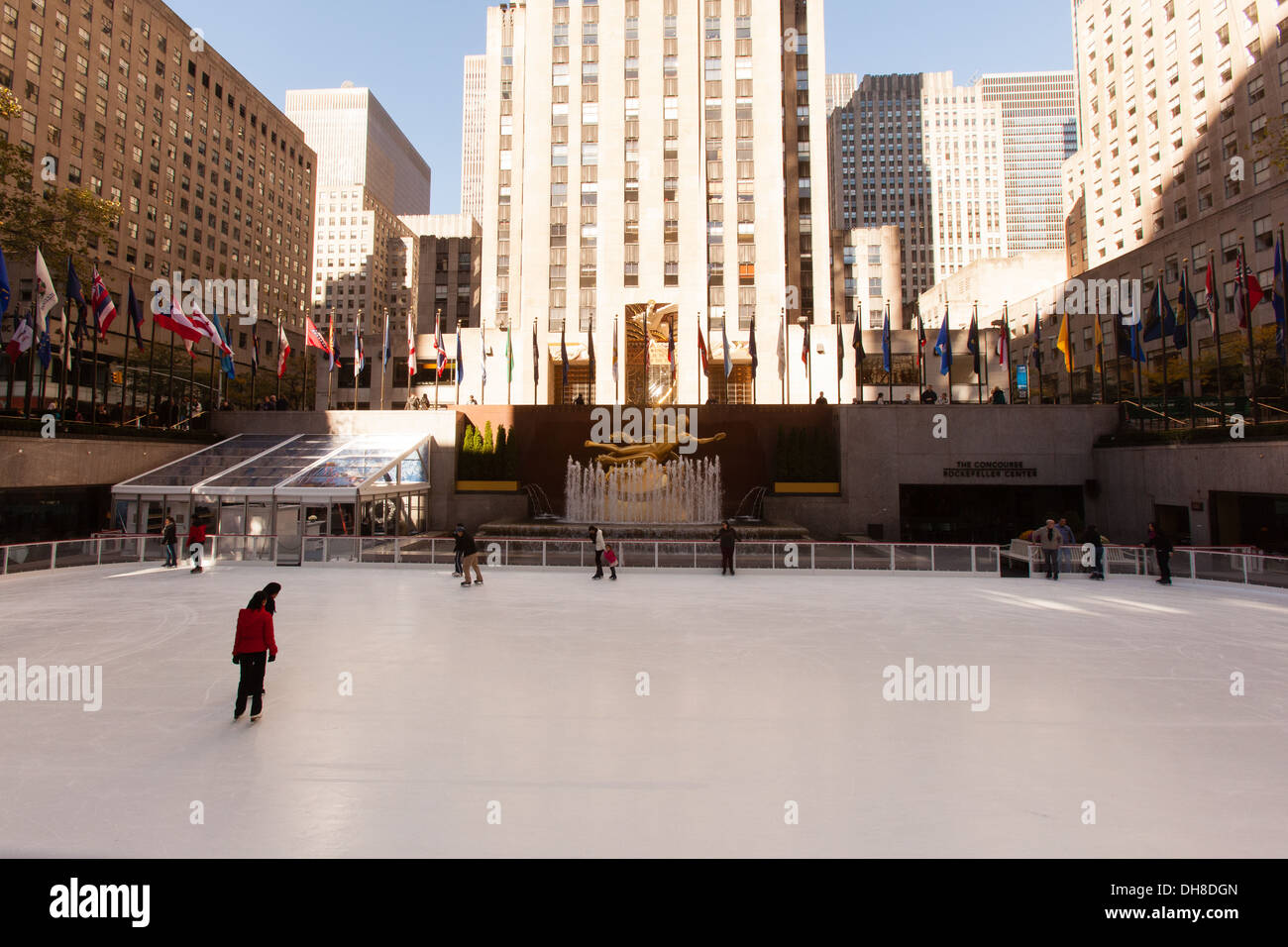 Patinoire, Rockefeller Center, Manhattan, New York City, États-Unis d'Amérique Banque D'Images