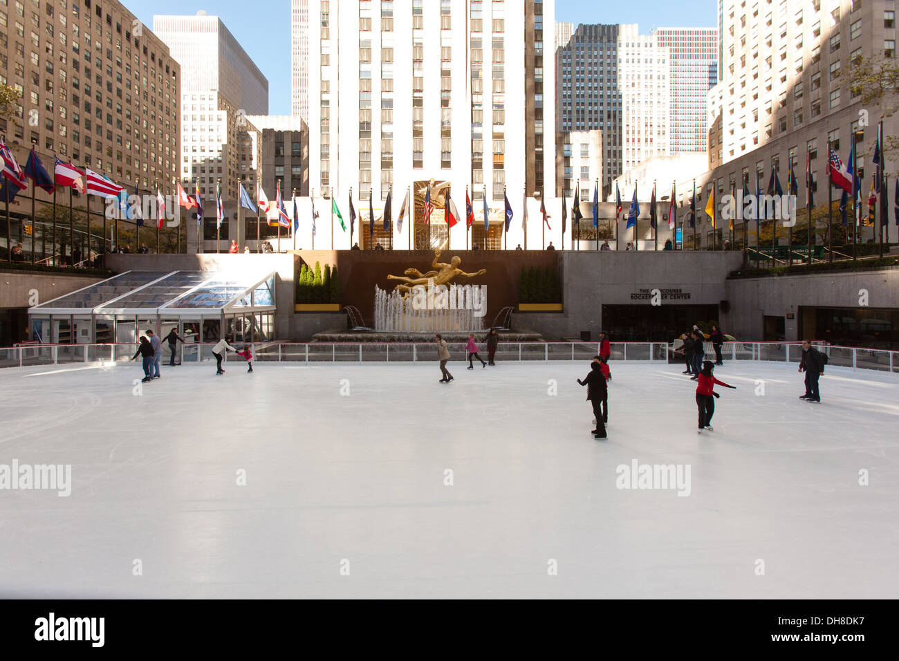 Patinoire, Rockefeller Center, Manhattan, New York City, États-Unis d'Amérique Banque D'Images