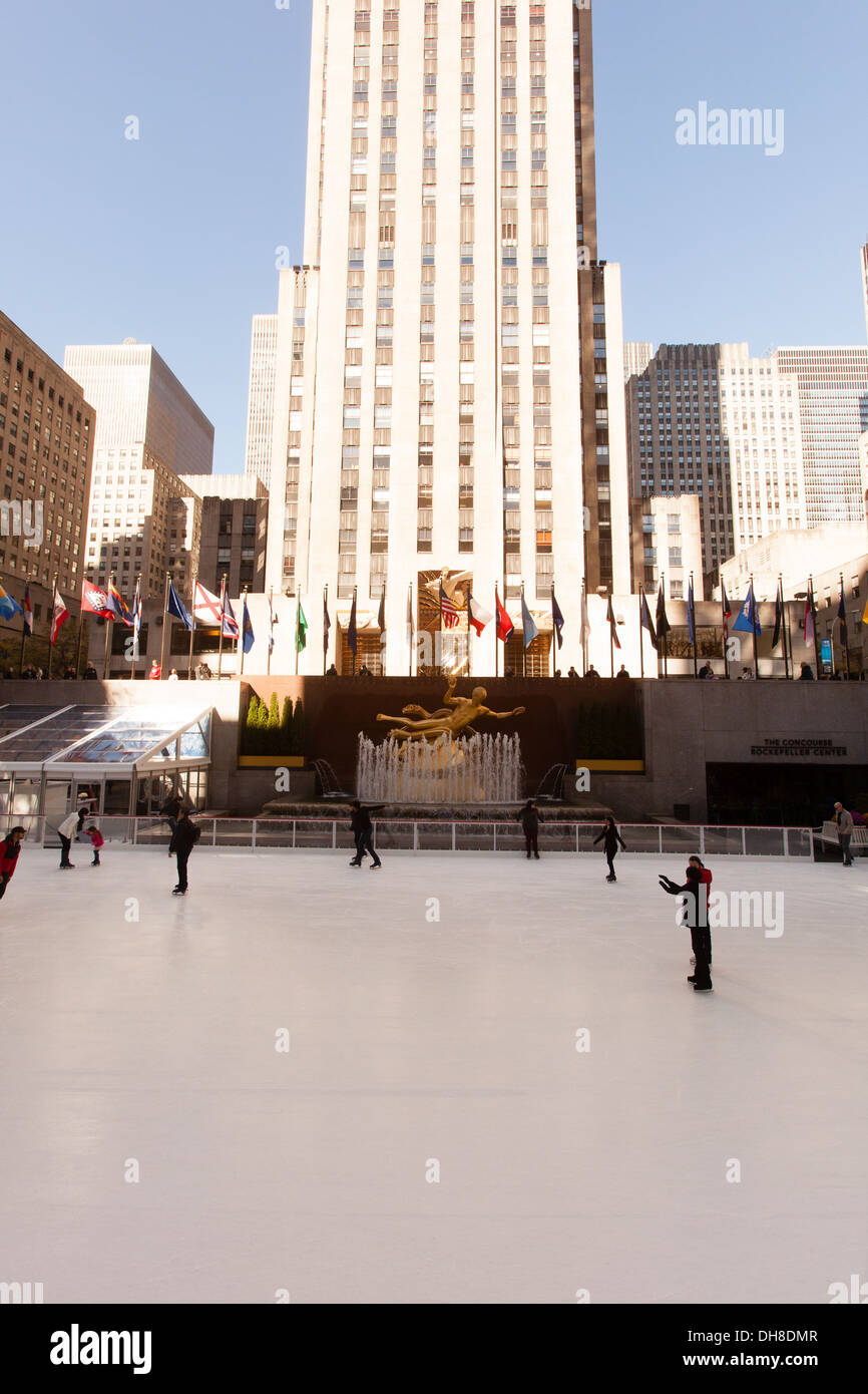 Patinoire, Rockefeller Center, Manhattan, New York City, États-Unis d'Amérique Banque D'Images