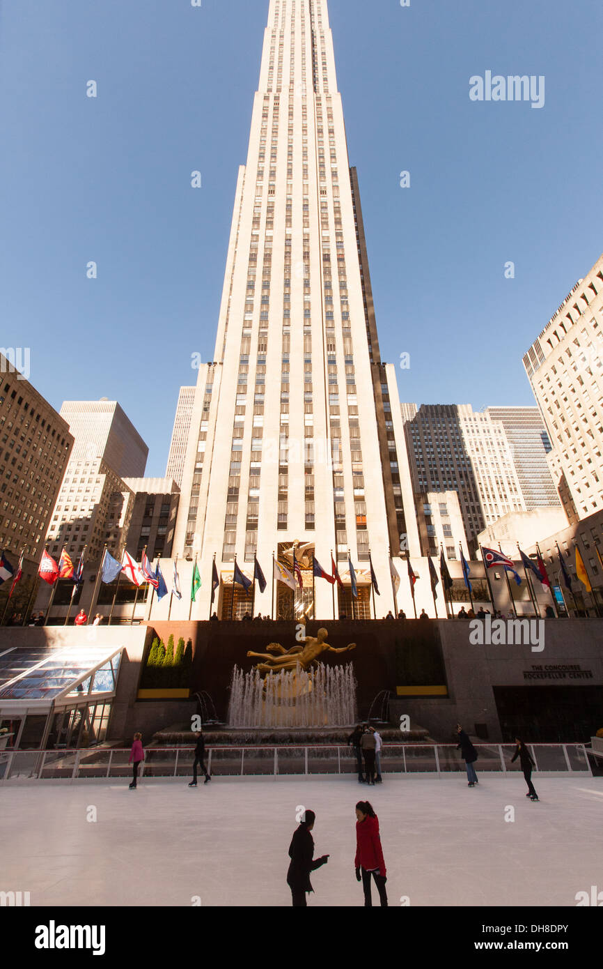 Patinoire, Rockefeller Center, Manhattan, New York City, États-Unis d'Amérique Banque D'Images