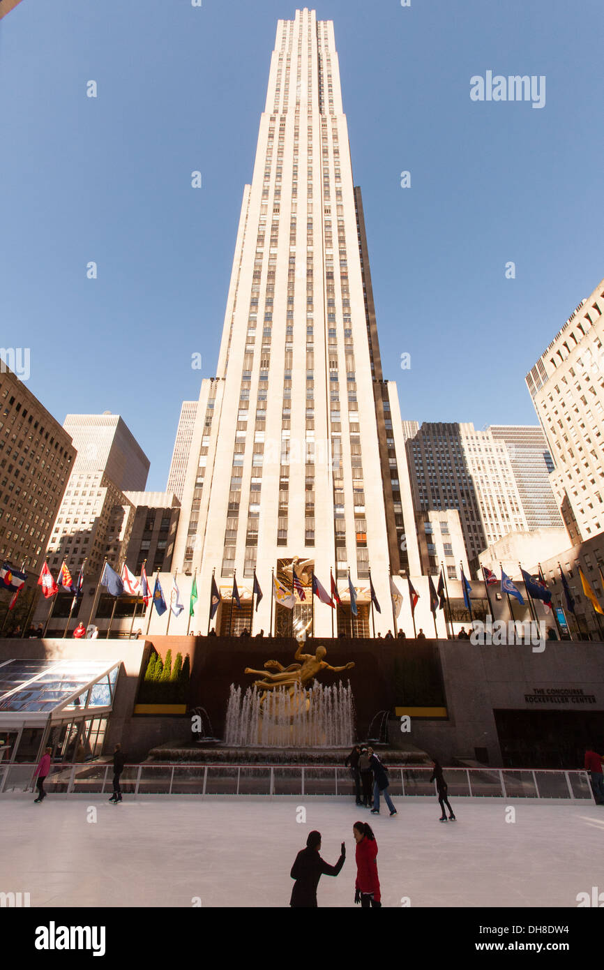 Patinoire, Rockefeller Center, Manhattan, New York City, États-Unis d'Amérique Banque D'Images