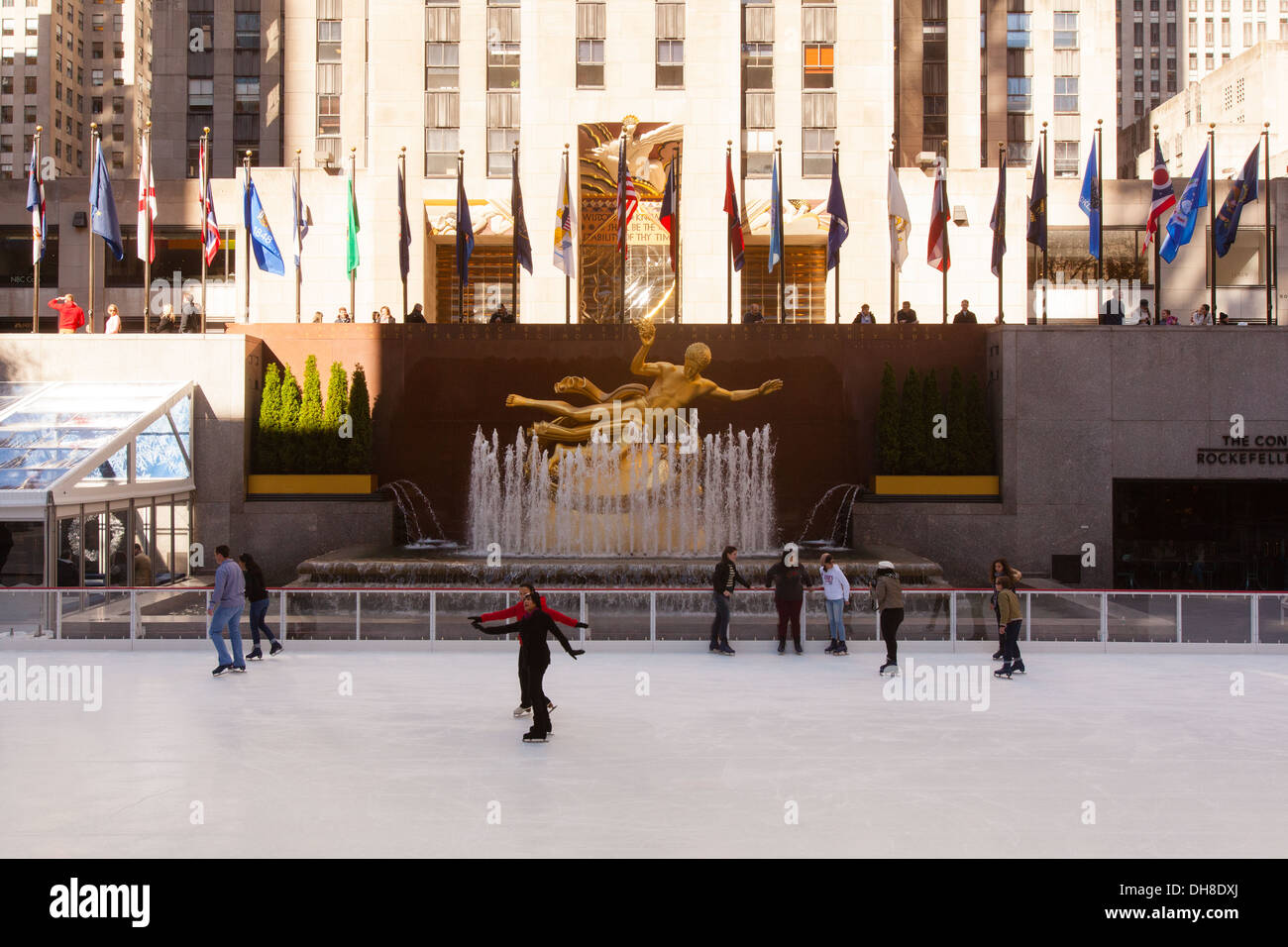 Patinoire, Rockefeller Center, Manhattan, New York City, États-Unis d'Amérique Banque D'Images