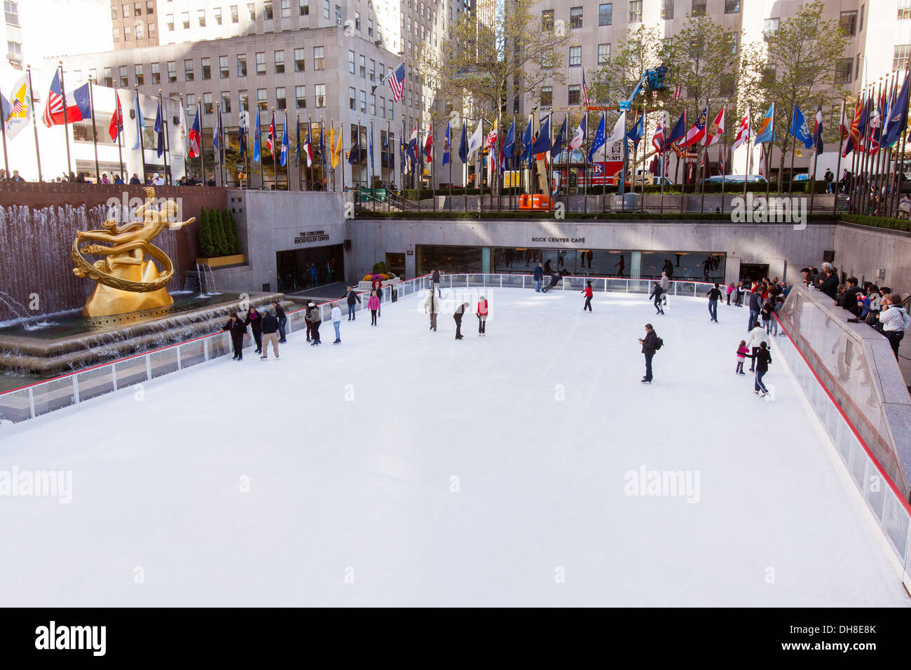 Patinoire, Rockefeller Center, Manhattan, New York City, États-Unis d'Amérique Banque D'Images
