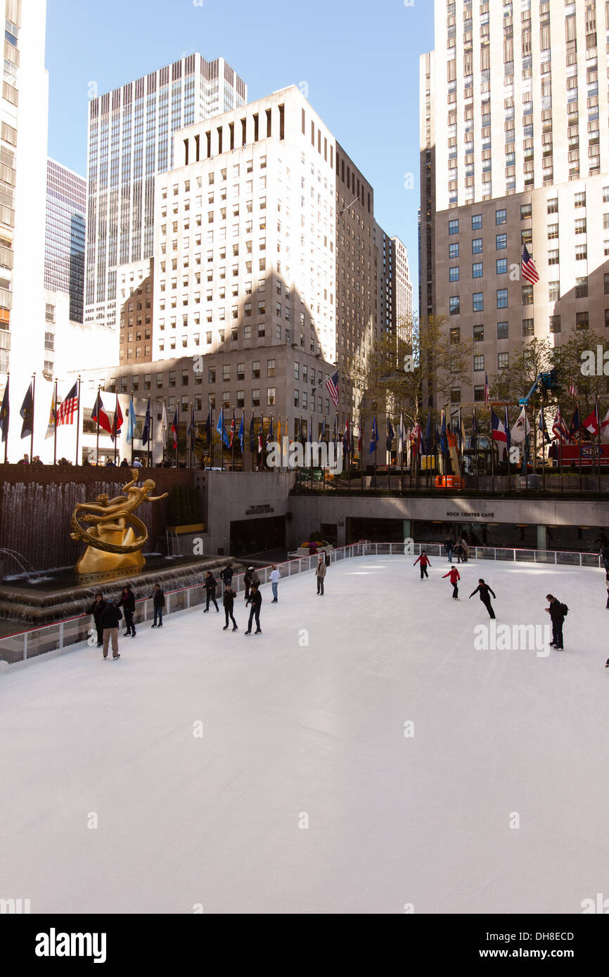 Patinoire, Rockefeller Center, Manhattan, New York City, États-Unis d'Amérique Banque D'Images