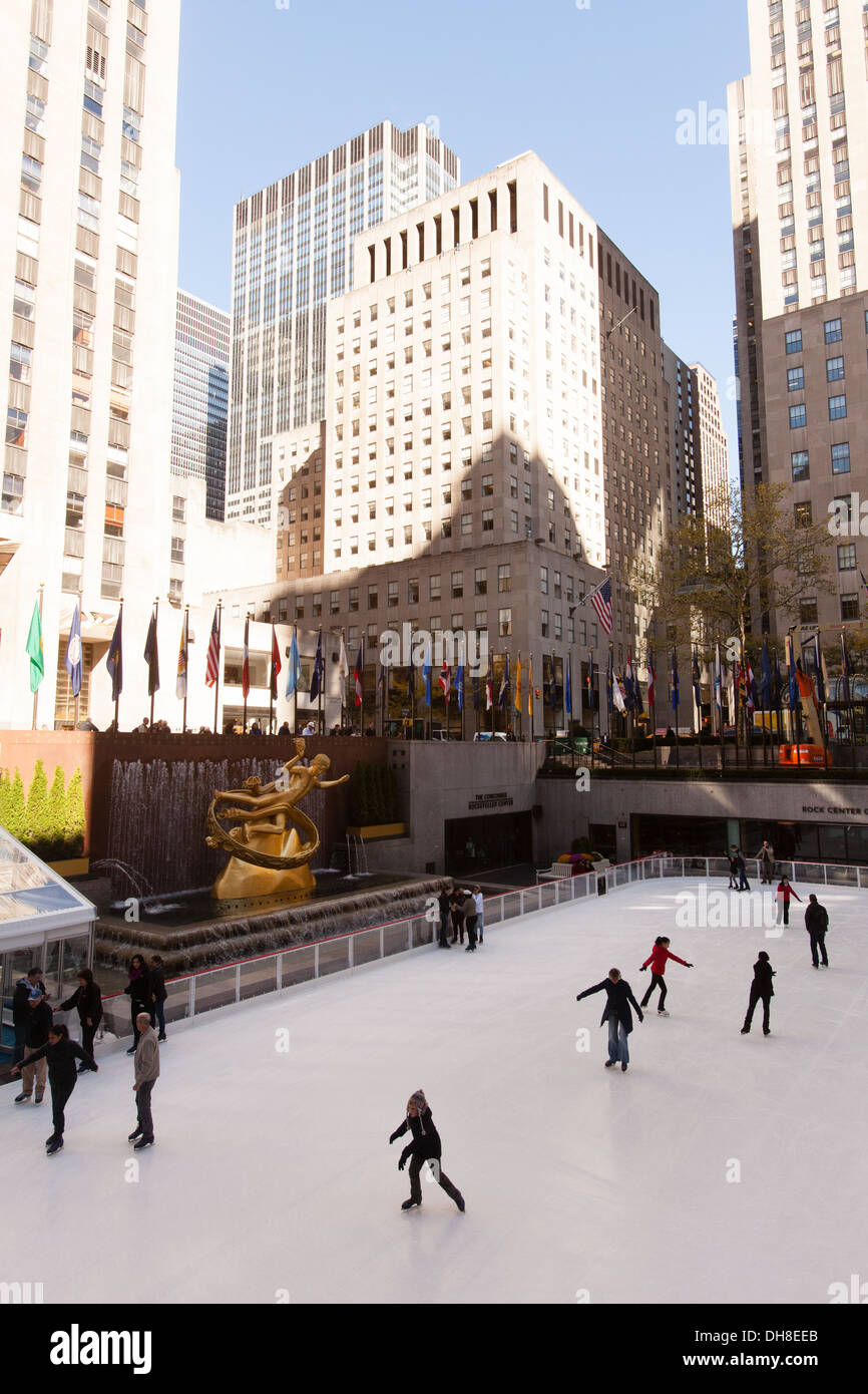 Patinoire, Rockefeller Center, Manhattan, New York City, États-Unis d'Amérique Banque D'Images