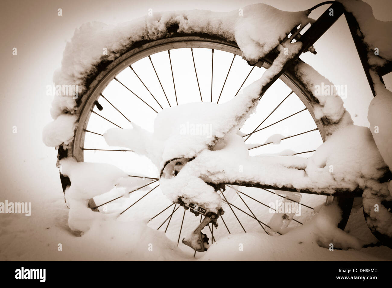 Roue de bicyclette sépia couvert de neige Banque D'Images