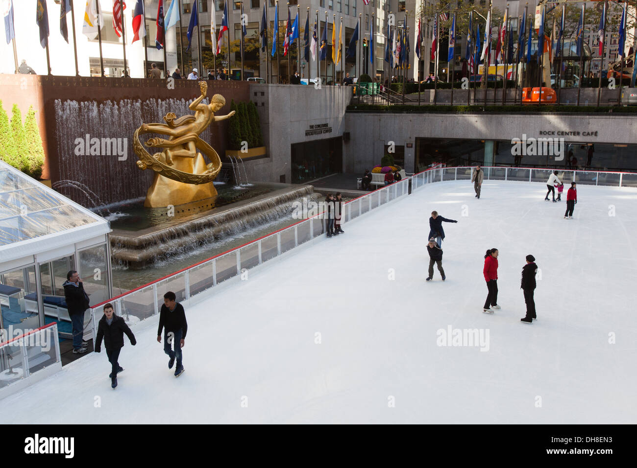 Patinoire, Rockefeller Center, Manhattan, New York City, États-Unis d'Amérique Banque D'Images