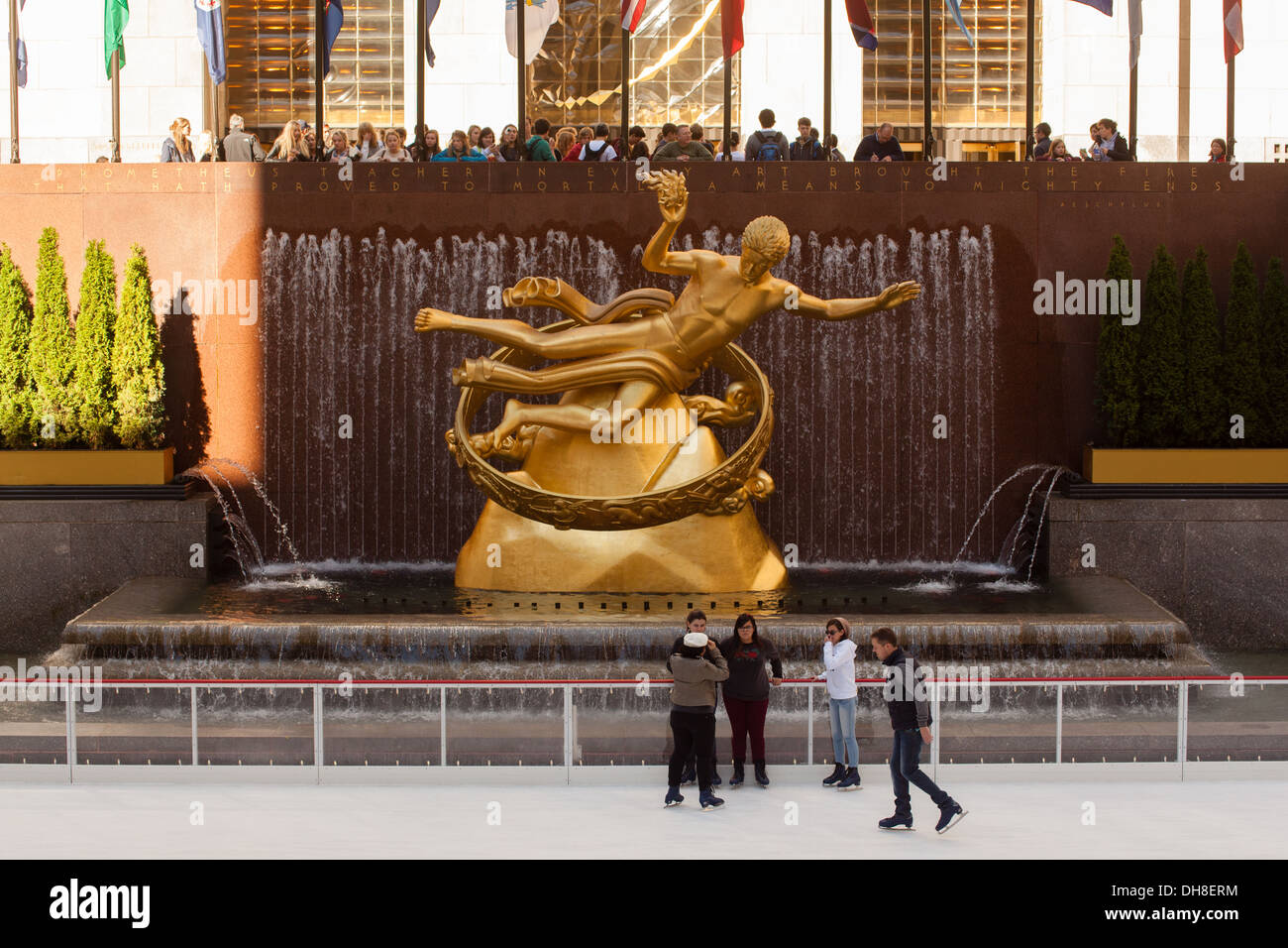 Patinoire, Rockefeller Center, Manhattan, New York City, États-Unis d'Amérique Banque D'Images