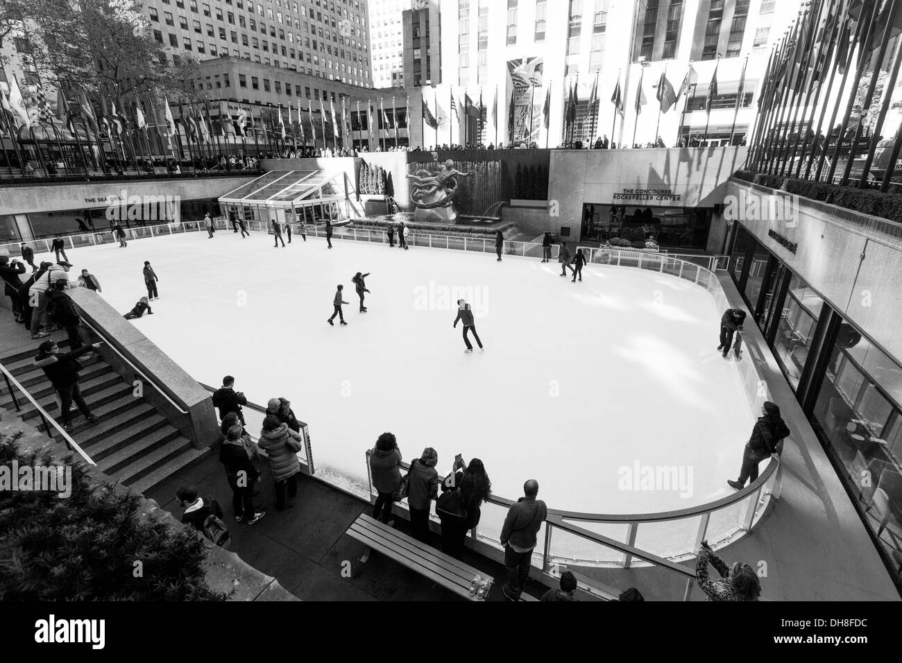 Patinoire, Rockefeller Center, Manhattan, New York City, États-Unis d'Amérique Banque D'Images