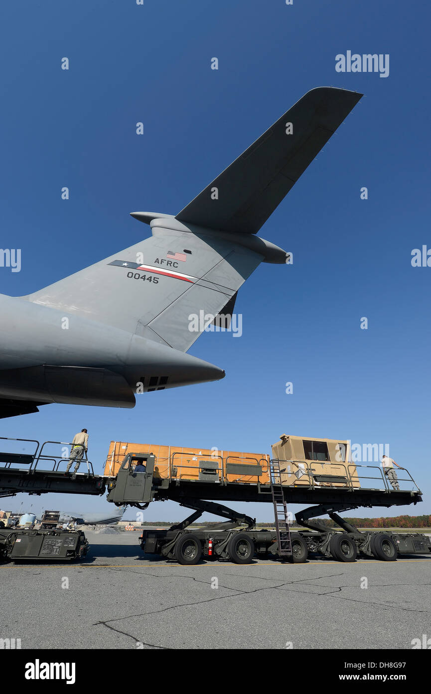 La cargaison est déchargée d'un C-5B galaxie du 433th Airlift Wing, Air Force Reserve Command, à la base aérienne de Dover, Delaware, le 29 octobre 2013. Les grands avions de transport est basé à Joint Base San Antonio/Lackland, Texas et est le retour d'équipement à l'ONU Banque D'Images