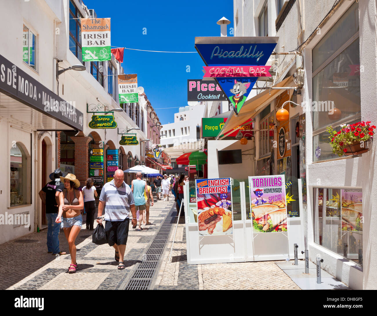 Les rues étroites de la vieille ville à Albufeira Algarve Portugal Europe de l'UE Banque D'Images