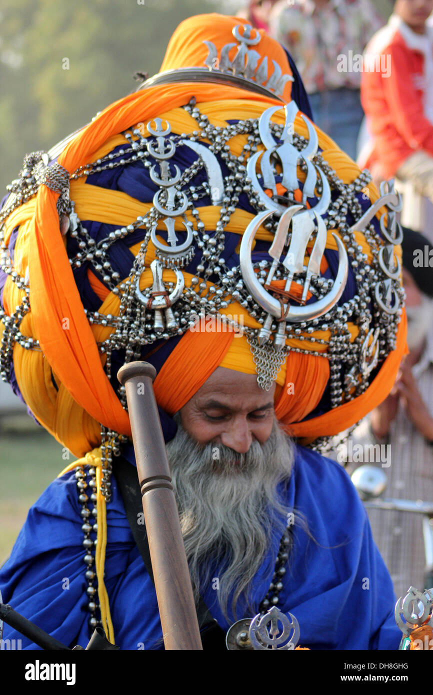 Guerrier Sikh Nihang traditionnel ou avec un énorme turban traditionnel décoré de symboles sikh à Amritsar Banque D'Images