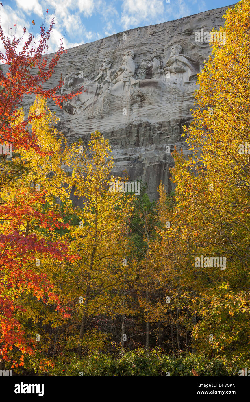 Sculpture de Robert E. Lee, Stonewall Jackson et Jefferson Davis, dans le Stone Mountain Park d'Atlanta, entourée d'arbres d'automne colorés. (ÉTATS-UNIS) Banque D'Images