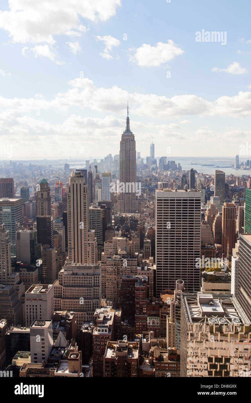 Vue sur l'Empire State Building et Manhattan du haut de la roche, Rockefeller Center, New York City, États-Unis d'Amérique Banque D'Images