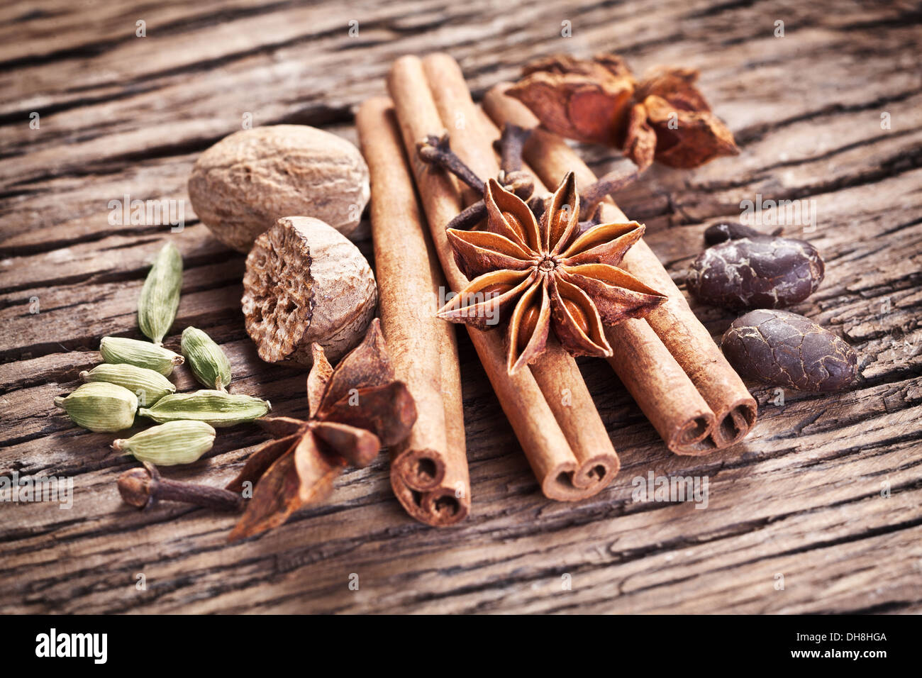 Épices sur une vieille table en bois. Banque D'Images