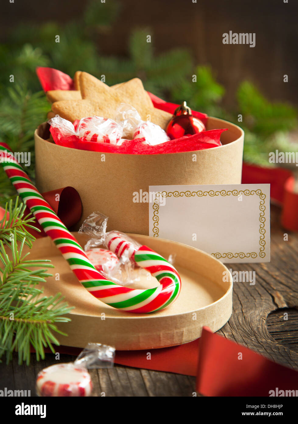 Cadeaux de Noël avec des petits gâteaux et des bonbons Banque D'Images