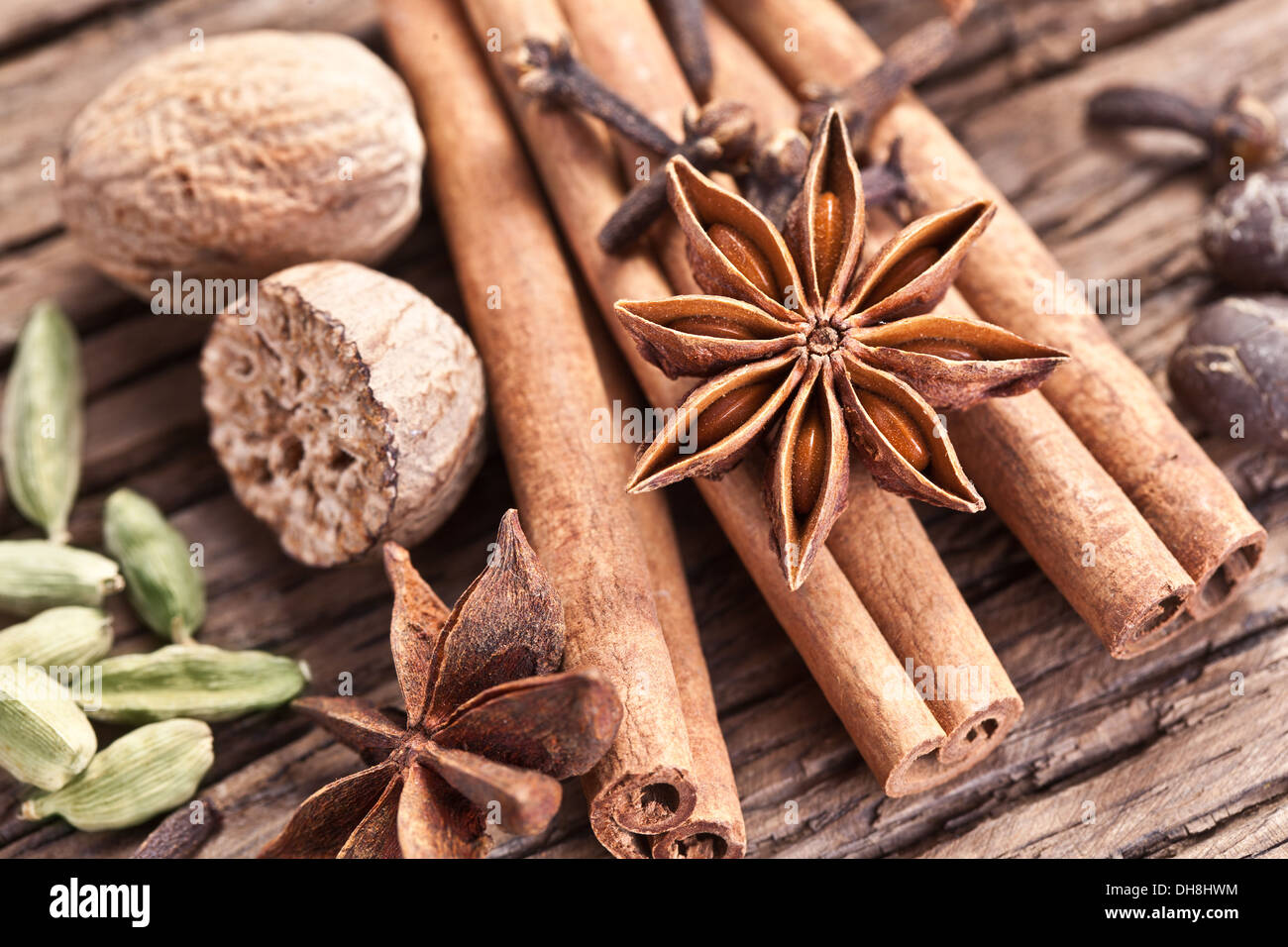 Épices sur une vieille table en bois. Banque D'Images